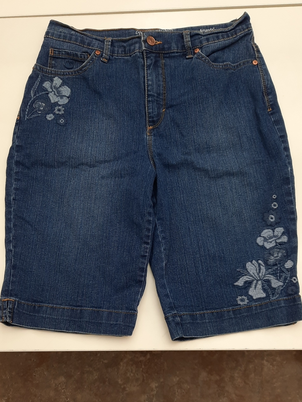 Gloria Vanderbilt "Amanda" Dark Blue Floral Embroidered Denim Shorts - Size 6